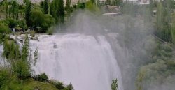 Tortum Şelalesi turist akınına uğruyor