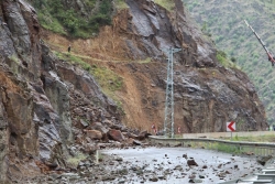 Oltu-Artvin yolu heyelan sebebiyle kapandı