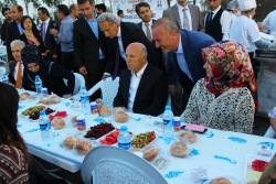 Sekmen, ekibiyle iftar açtı!