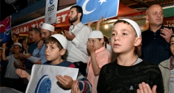 Türkleri için dua ve protesto!
