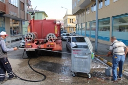 Çöp konteynerleri deterjanlı su ile yıkandı