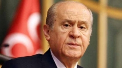 Bahçeli kapı kenarında