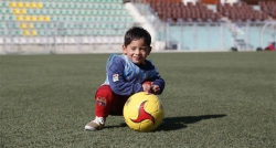 Poşetten Messi forması giyen çocuk