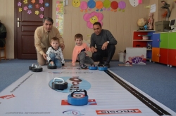 Anaokulu çocukları Curling oynadı