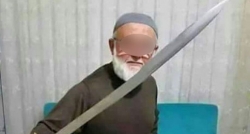 Torunu dedesini satılık ilanına koydu!