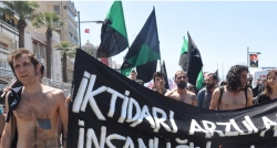 Kadın ve erkeklerden çıplak protesto