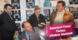Gazeteci Türkez kitabını imzaladı!