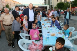 Aziziye'nin sokak iftarına büyük ilgi