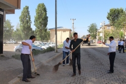 Belediye çalışanları Horasan'ı temizledi