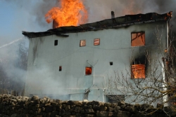 Çat'ta yangında 4 ev kül oldu