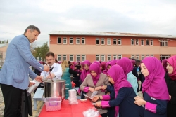 Öğretmenler öğrencilerine Aşure yaptılar