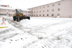 Yakutiye belediyesi, okul bahçelerinin karını aldı