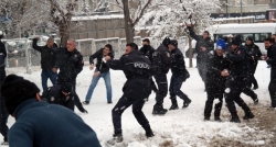Polis ile vatandaşın kartopu savaşı
