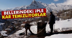 Bellerindeki iple çatılarda kar temizliyorlar