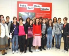 Babaları onları okula gönderiyor