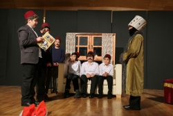 Resimli Osmanlı Tarihi” adlı oyunu sahnelediler