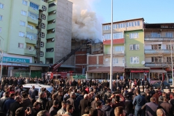 Oltu’da çatı katında çıkan yangın korkuttu