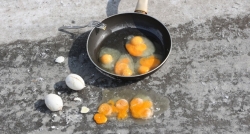 Asfalta kırılan yumurta soğuktan dondu!