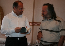 İspirli bakana hediye etti!