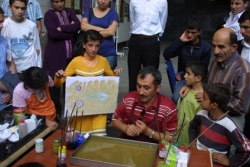 Ebru yapıp vatandaşa hediye ediyor