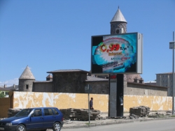Reklam panolarına dokunamadılar