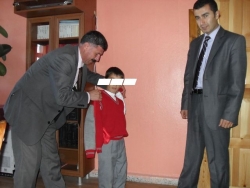 Fakir öğrencileri giydirdiler