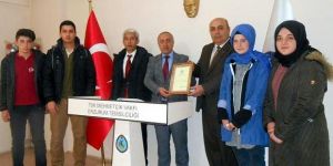 Liselilerden Mehmetcik Vakfı'na anlamlı bağış