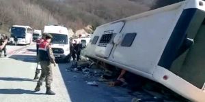 Türk Metal Sendikası üyelerini taşıyan otobüs devrildi!..