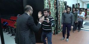 Her Öğrencisi ile Ayrı Selamlaşan Öğretmenin Yerli Versiyonu Fenomen Oldu