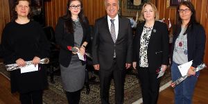 Rektör Çomaklı'dan karafilli kutlama