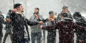 Lapa lapa yağan karın altında halay çektiler