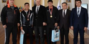 Şampiyon sporcular Vali Azizoğlu’nu ziyaret etti