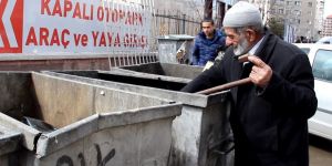 Bastonuyla çöpte yiyecek arayan yaşlı adam yürek burktu
