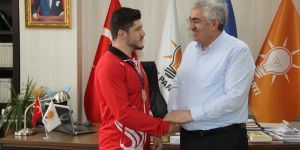 AK Parti İl Başkanı Öz, şampiyon güreşçiyi altınla ödüllendirdi