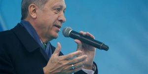 Cumhurbaşkanı Erdoğan kürsüye davet etti, alnından öptü