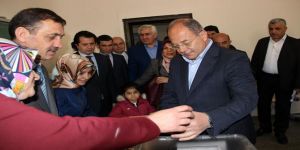 Bakan Akdağ, Erzurum’da oyunu kullandı