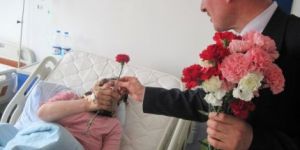 Hastalara Gül Dağıtarak Moral Verdiler
