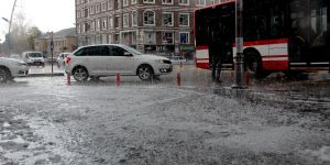 Erzurum’da aniden başlayan dolu hayatı adeta felç etti