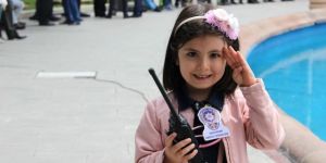 7 Yaşındaki Trafik Polisi, Hatalı Sürücüleri Affetmedi
