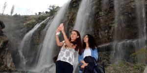 Tortum Şelalesi Cıvıl Cıvıl