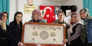 Şehit annesini duygulandıran ziyaret
