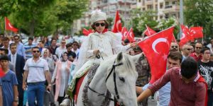 Şehit oğlunun törenine yüzlerce kişi katıldı