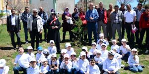 Palandöken Belediyesi öğrenciler ile birlikte fidan dikti