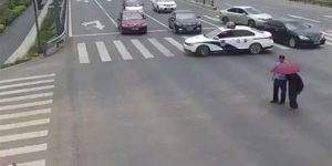 Yaşlı adam için otoyol trafiğini kapattı