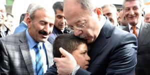 Akdağ'dan, Valinin Ayakkabı Boyattığı Çocuğa 100 Lira