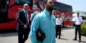 Arda Turan uçakta gazeteciye saldırdı