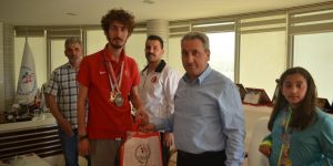 Şampiyon taekvondoculara ödül
