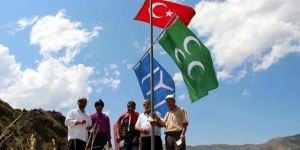 Erzurumlu şairden tarihi kaleye 3 bayrak