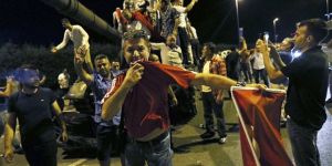 15 Temmuz halk direnişi! Darbelere asla geçit yok!