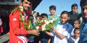 Avrupa Fatihi Cengizhan'a Çiçekli Karşılama
